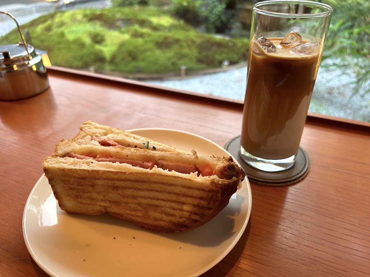 京大生のデート　master-piece coffee　カフェラテとサンドイッチ