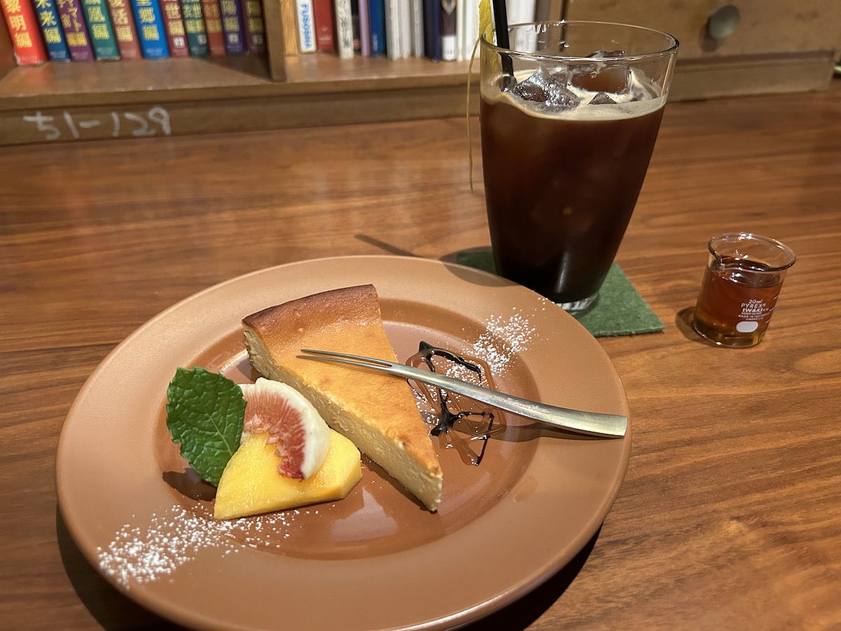 京大生のデート　カフェ　アイタルガボン　チーズケーキとコーヒー