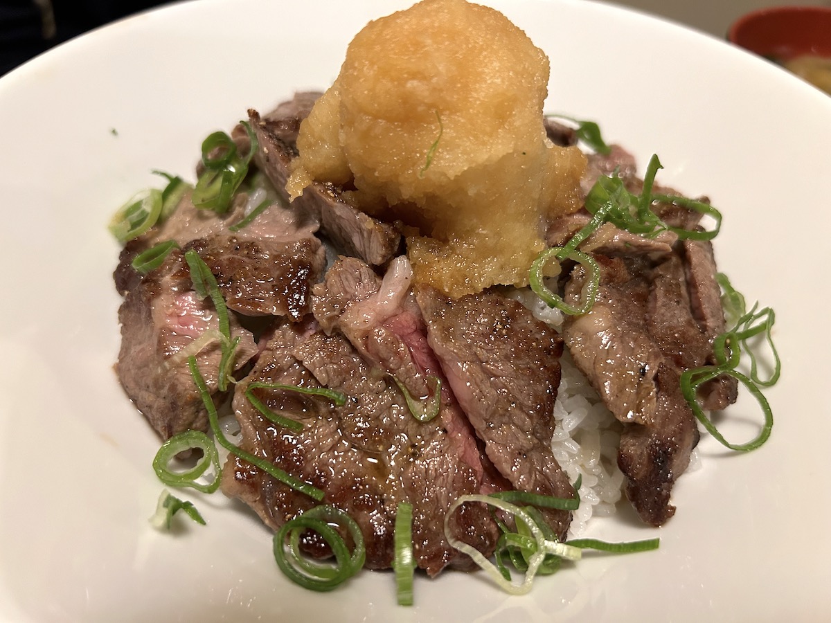 京大生のデートご飯　ボタン　ステーキ丼