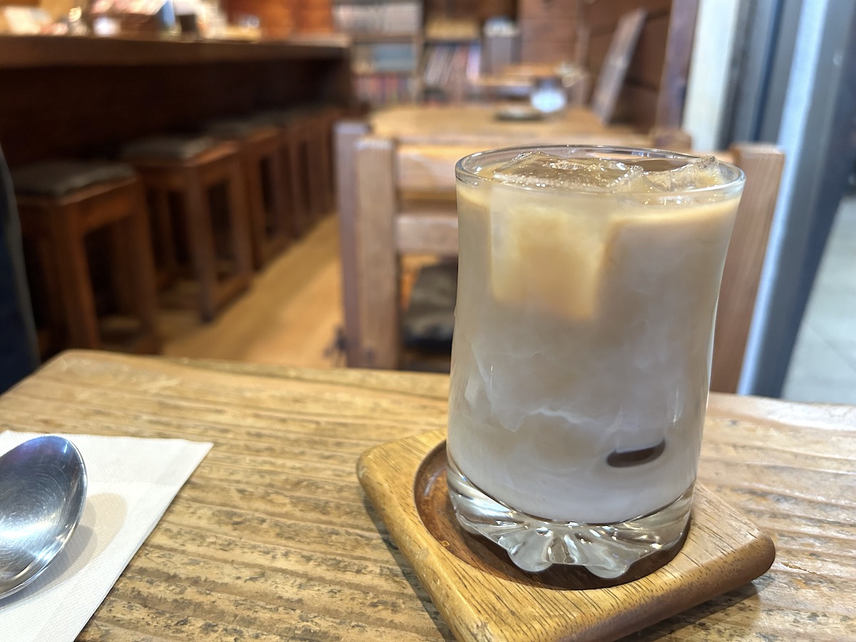 京大周辺のカフェ　ご飯　ホームタウン　カフェラテ