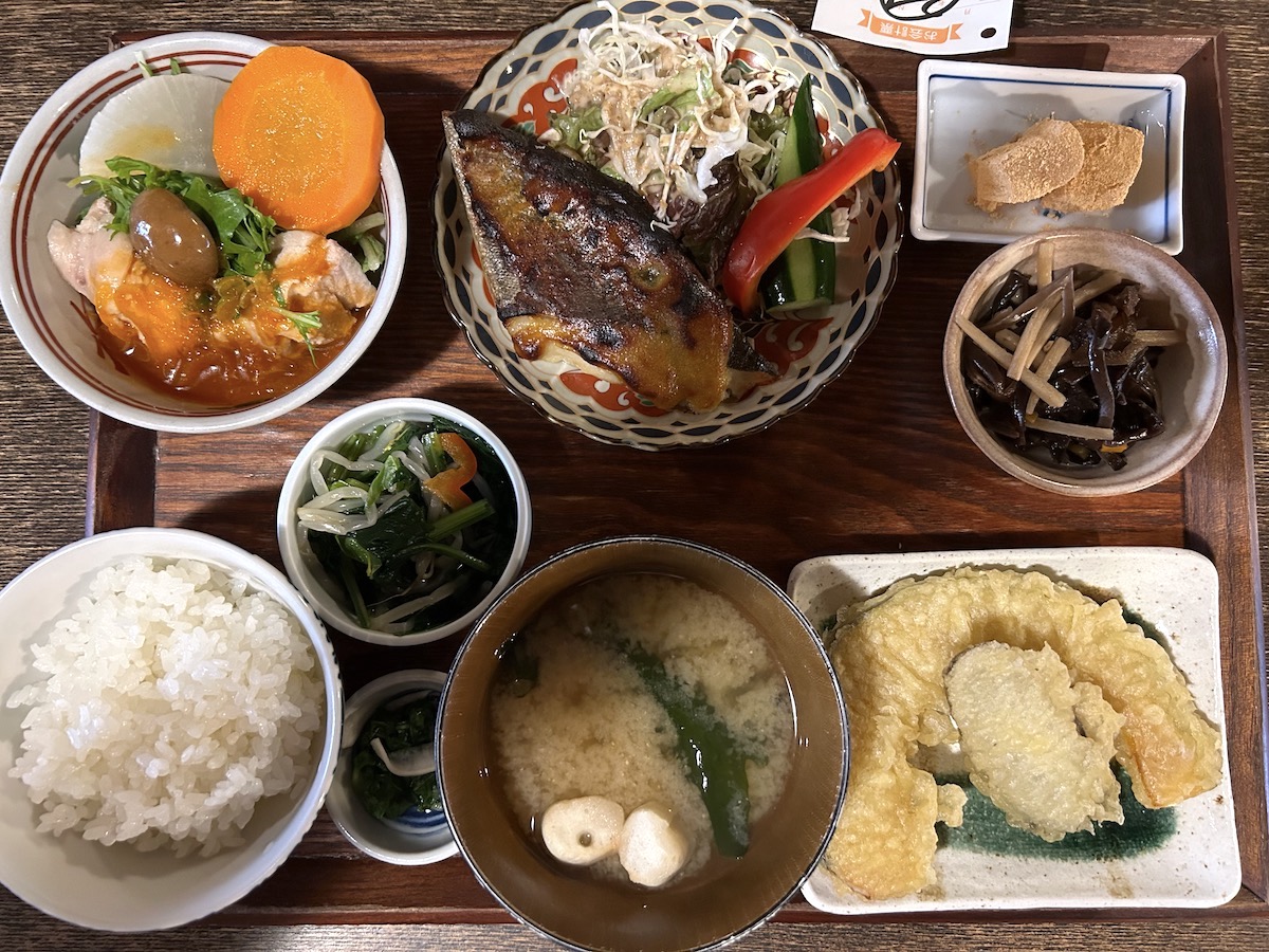 京大生のデートご飯　ここら屋　ミックス定食