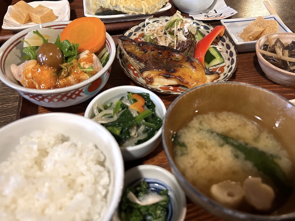 京大生のデートご飯　ここら屋　ミックス定食