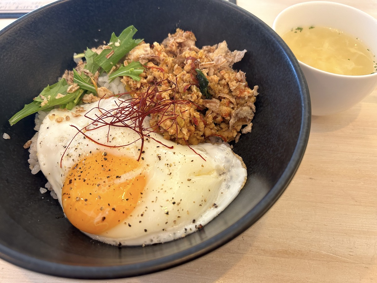 京大　ランチ　ナンゴクカフェ　ガパオライス